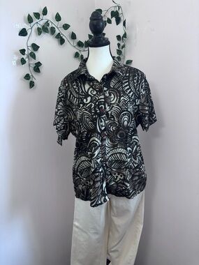 Lana Lee Abstract Patterned Short Sleeve Button-Up Shirt in Black and Cream